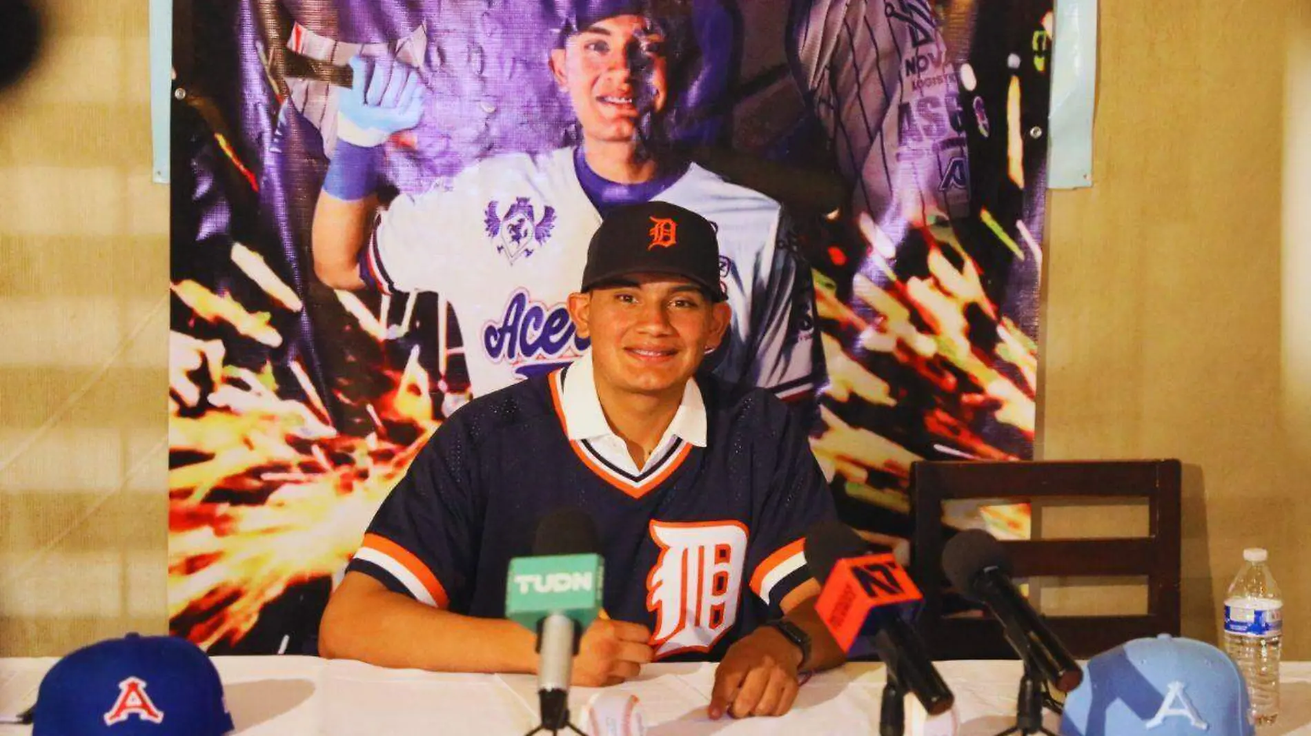 Omar Bustamante firma Tigres de Detroit_2